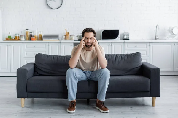 Mannen Sitter Med Slutna Ögon Soffan Medan Han Lider Huvudvärk — Stockfoto