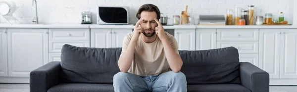 Homme Souffrant Maux Tête Sur Canapé Dans Cuisine Bannière — Photo