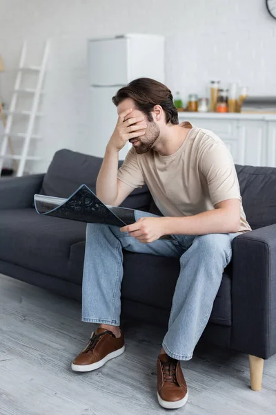 Mann Hält Hand Der Nähe Von Gesicht Und Mamascan — Stockfoto