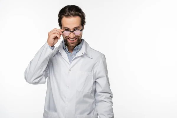 Χαμογελώντας Γιατρός Κρατώντας Γυαλιά Που Απομονώνονται Λευκό — Φωτογραφία Αρχείου