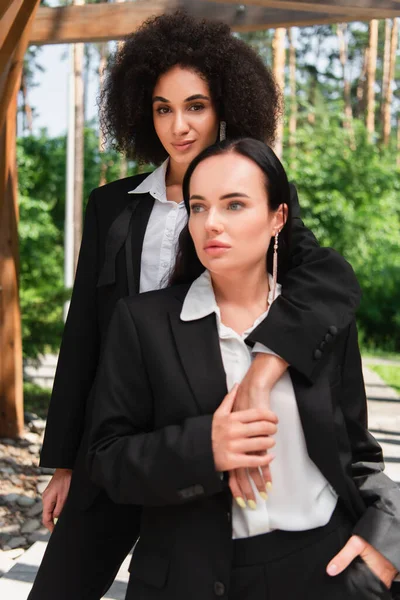 African American Woman Hugging Girlfriend Formal Wear Park — Stock Photo, Image