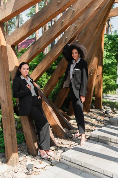 Multiethnic Lesbian Couple Formal Wear Standing Arch Wedding Park — Stock Photo, Image