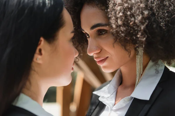 Afro Americana Mujer Traje Mirando Borrosa Novia Aire Libre — Foto de Stock