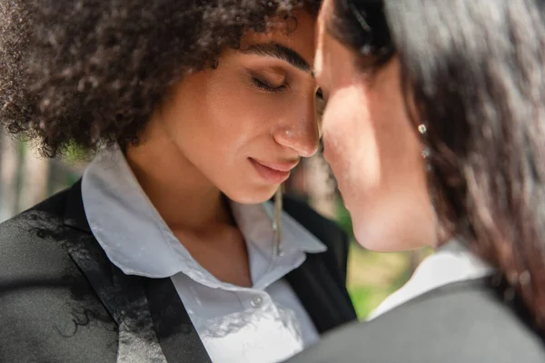 Afrikansk Amerikansk Kvinna Kostym Står Med Slutna Ögon Nära Suddig — Stockfoto