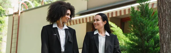 Interracial Lesbian Women Suits Looking Each Other Park Banner — Stock Photo, Image