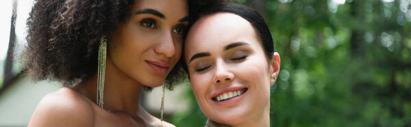 Африканская американка, стоящая рядом с улыбающейся девушкой на улице, баннер 