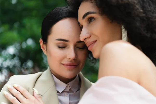 Afro Americana Mujer Abrazando Novia Traje Aire Libre — Foto de Stock