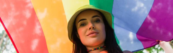 Vista Ángulo Bajo Mujer Joven Sosteniendo Bandera Lgbt Aire Libre —  Fotos de Stock