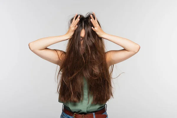 Jovem Mulher Ajustando Cabelos Longos Emaranhados Isolados Cinza — Fotografia de Stock