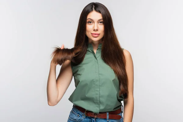 Mujer Joven Mostrando Las Puntas Pelo Sano Aislado Gris — Foto de Stock