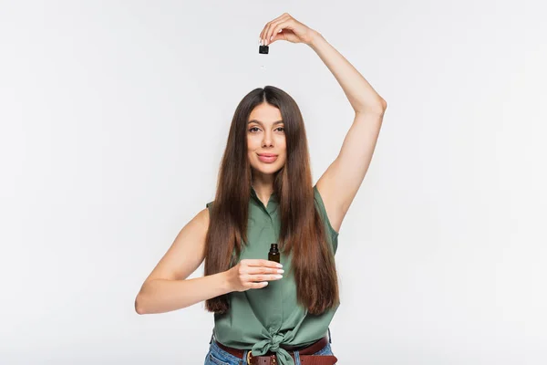 Vrolijke Jonge Vrouw Met Glanzend Haar Toepassing Behandeling Olie Top — Stockfoto