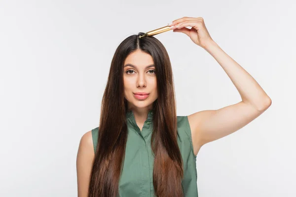 Mujer Joven Masajeando Cabello Con Herramienta Masaje Metálico Aislado Gris — Foto de Stock