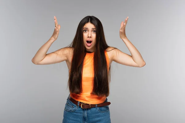 Geschokte Vrouw Met Lang Haar Gebaar Geïsoleerd Grijs — Stockfoto