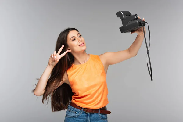Jovem Mulher Segurando Câmera Vintage Tomando Selfie Isolado Cinza — Fotografia de Stock