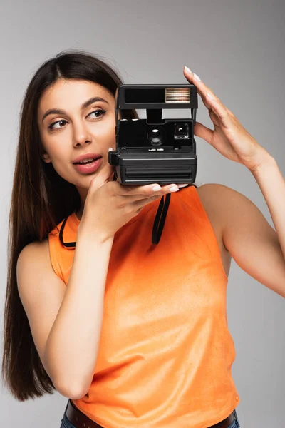 Mooie Jonge Vrouw Holding Vintage Camera Geïsoleerd Grijs — Stockfoto