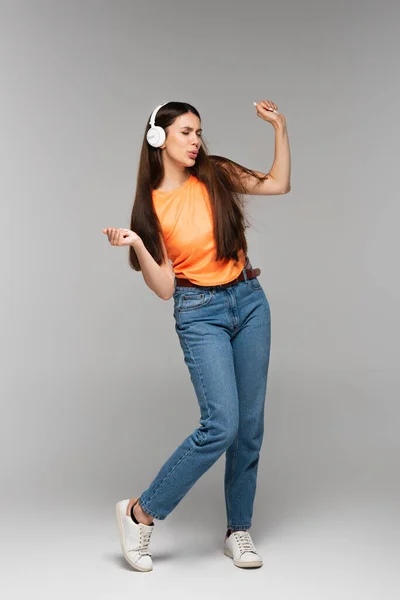 Full Length Young Woman Denim Jeans Wireless Headphones Listening Music — Stock Photo, Image
