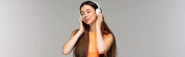 Mujer Complacida Jeans Auriculares Inalámbricos Escuchando Música Sonriendo Aislada Gris —  Fotos de Stock