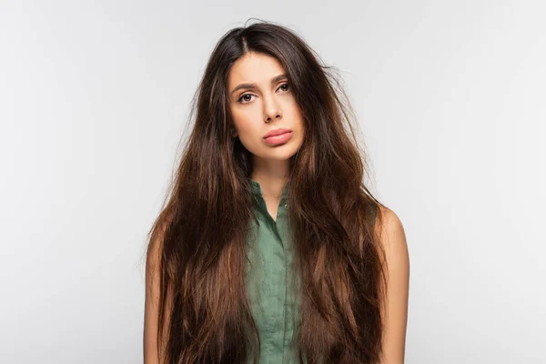 グレーで隔離された髪の長い問題のある悲しい若い女性 — ストック写真