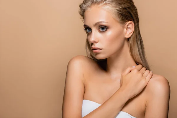 Mujer Con Pelo Rubio Piel Perfecta Posando Con Mano Sobre — Foto de Stock