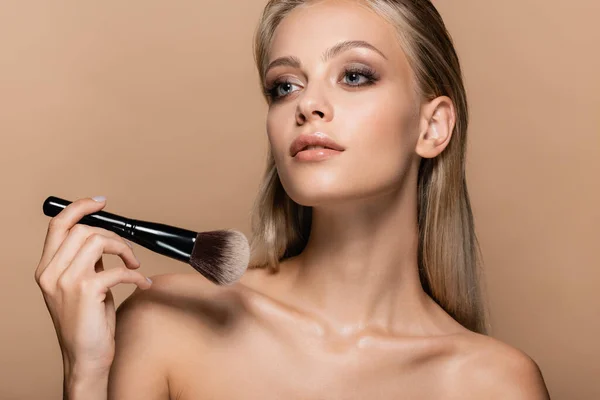 Mujer Rubia Con Maquillaje Cara Perfecta Sosteniendo Cepillo Cosmético Suave — Foto de Stock