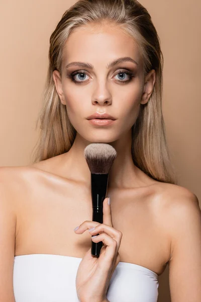 Front View Woman Makeup Holding Large Cosmetic Brush Chin Isolated — Stock Photo, Image