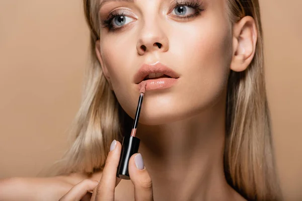 Mujer Joven Con Cara Perfecta Aplicando Brillo Labial Rosa Pastel — Foto de Stock