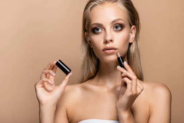 Wanita Sensual Dengan Lipstik Melihat Jauh Terisolasi Beige — Stok Foto