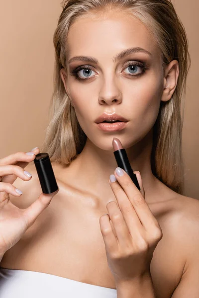 Blond Vrouw Met Perfecte Huid Grijze Ogen Houden Lippenstift Geïsoleerd — Stockfoto