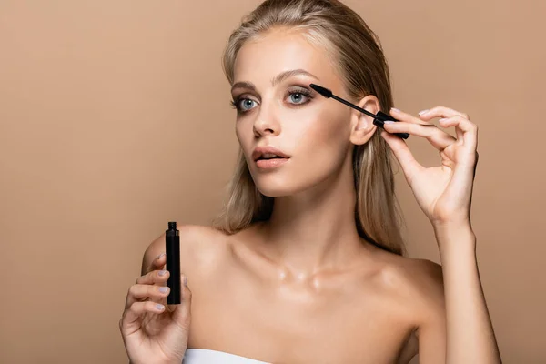 Vacker Kvinna Med Perfekt Hud Tillämpa Svart Mascara Isolerad Beige — Stockfoto