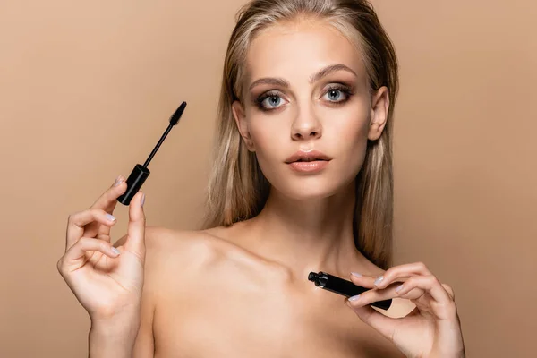 Pretty Woman Blonde Hair Naked Shoulders Holding Black Mascara Isolated — Stock Photo, Image