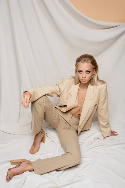 Ansicht Der Blonden Frau Eleganten Anzug Auf Beige Drapiertem Hintergrund — Stockfoto