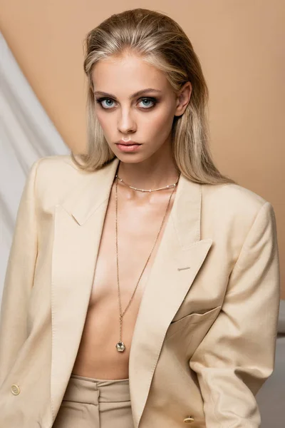 Blonde Woman Unbuttoned Blazer Looking Camera Fabric Beige — Stock Photo, Image