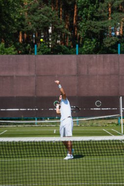 Sahada tenis oynayan sporcu net bulanıklığı çekiyor 
