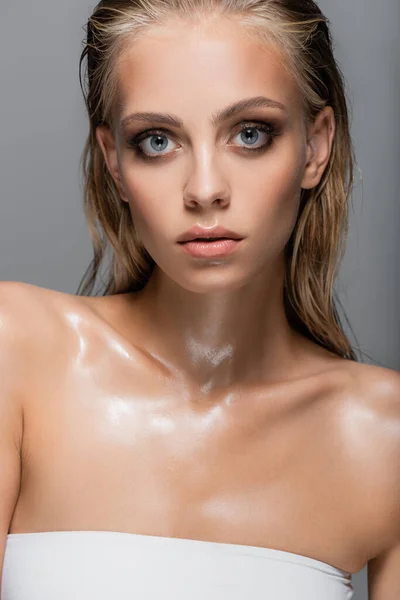 Pretty Woman Wet Skin Hair Looking Camera Isolated Grey — Stock Photo, Image