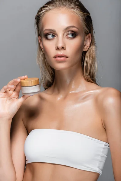 Blond Vrouw Met Nat Lichaam Holding Container Van Cosmetische Crème — Stockfoto