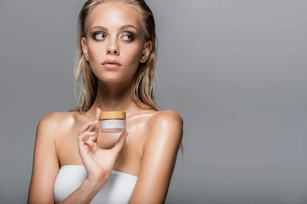 Mujer Mojada Con Contenedor Crema Cosmética Mirando Hacia Otro Lado —  Fotos de Stock