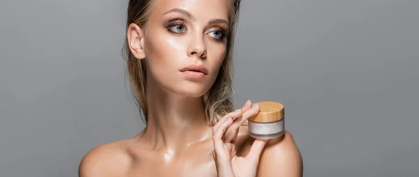 Natte Vrouw Met Cosmetische Crème Buurt Van Blote Schouder Geïsoleerd — Stockfoto