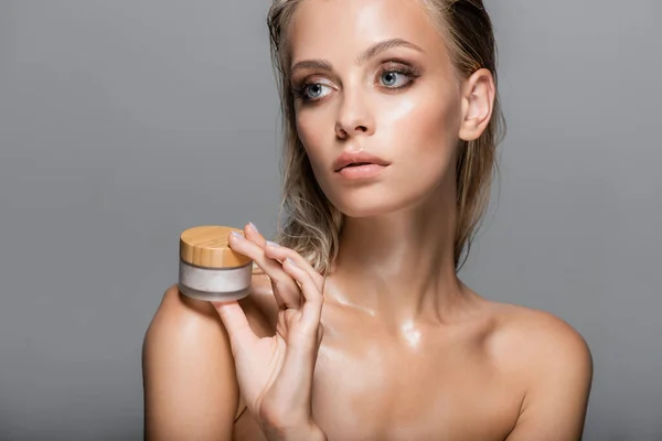 Blond Vrouw Met Natte Huid Houden Cosmetische Crème Bijna Blote — Stockfoto