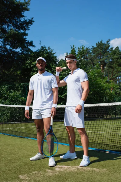 Multiethnic Tennis Players Looking Camera Net Court — Stock Photo, Image