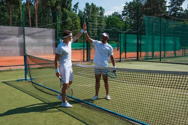 Jugadores Tenis Multiétnicos Sonrientes Dando Cinco Altos Cerca Red — Foto de Stock