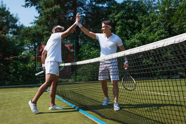Lächelnde Multiethnische Spieler Mit Tennisschlägern Geben High Five Auf Dem — Stockfoto