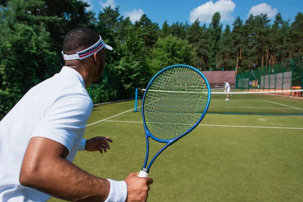 Afroamerikanischer Sportler Spielt Tennis Mit Verschwommenem Freund Auf Court — Stockfoto