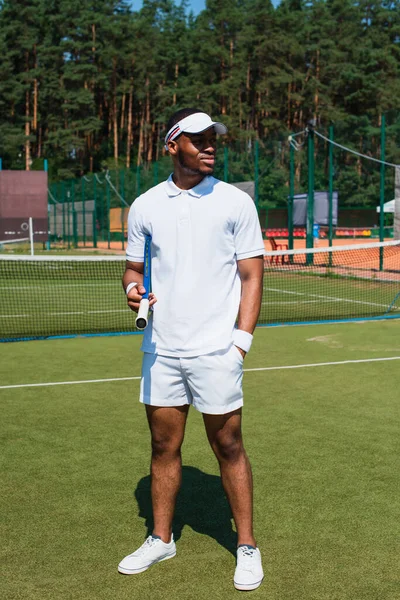 Deportista Afroamericano Sosteniendo Raqueta Tenis Mano Bolsillo Cancha — Foto de Stock