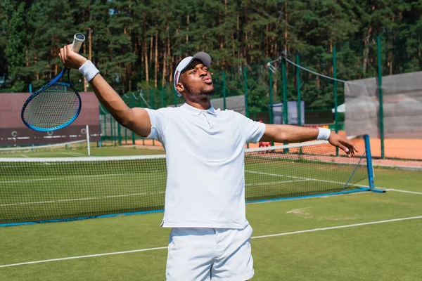 Jugador Tenis Afroamericano Con Raqueta Haciendo Pucheros Cancha — Foto de Stock