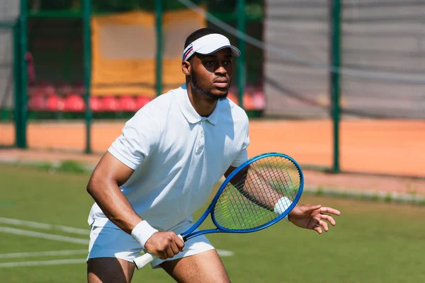 Afrika Amerika Olahragawan Bermain Tenis Luar Ruangan — Stok Foto