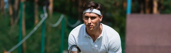 Jugador Tenis Enfocado Con Raqueta Pie Cancha Bandera — Foto de Stock