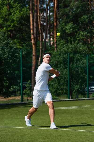 Deportista Enfocado Ropa Deportiva Blanca Jugando Tenis Cerca Pelota Cancha — Foto de Stock