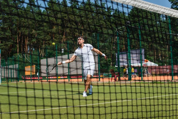 Sportler Spielt Tennis Auf Platz Der Nähe Von Verschwommenem Netz — Stockfoto