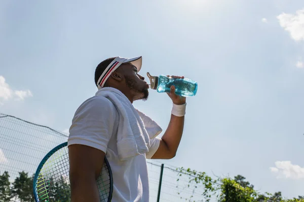 Vista Bajo Ángulo Del Jugador Tenis Afroamericano Bebiendo Agua Cancha — Foto de Stock
