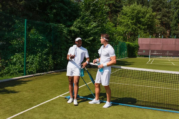 Lächelnder Afrikanisch Amerikanischer Tennisspieler Gespräch Mit Einem Freund Mit Einer — Stockfoto